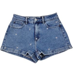 PacSun Light Wash Daisy Embroidered Mom Short Size 25 White daisies cuffed hem